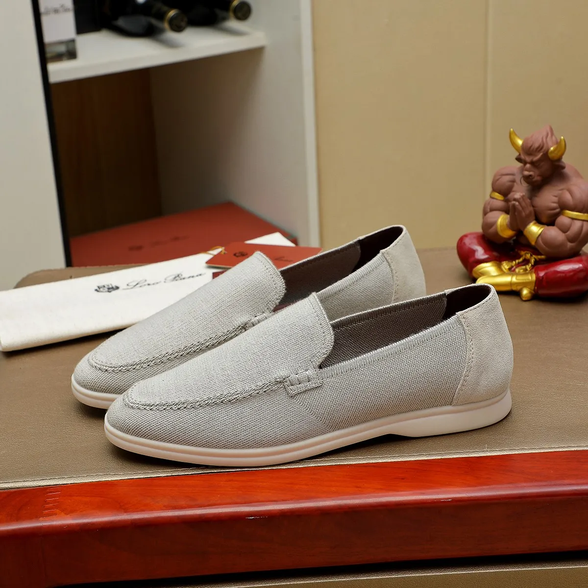 Men's Men's Shoes 💰 400 Loro PIana moccasin made of wish wool fabric. The upper is made of knitted fabric, made on a loom, and then attached to a rubber sole. The Rain System's water-repellent treatment enhances the shoe's functional design, while the suede details give the shoe a sense of elegance and sophistication. Made from Wish, fine wool from Australian and New Zealand Merino sheep 38-44